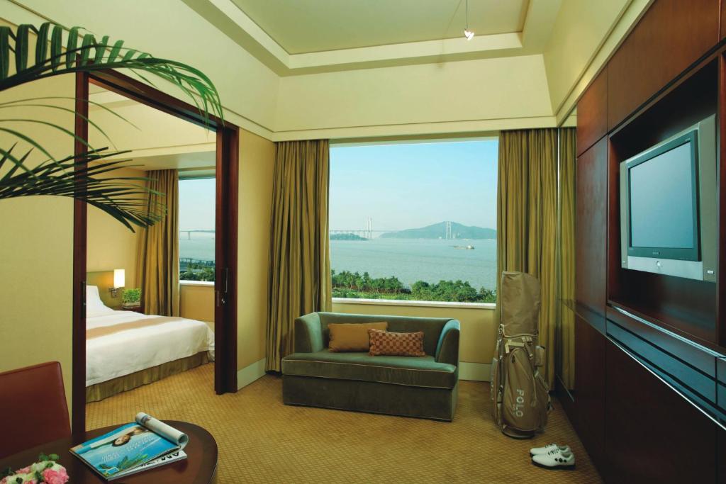 Двухместный (Двухместный номер Делюкс с 1 кроватью или 2 отдельными кроватями, вид на горы) отеля Guangzhou Nansha Grand Hotel, Гуанчжоу