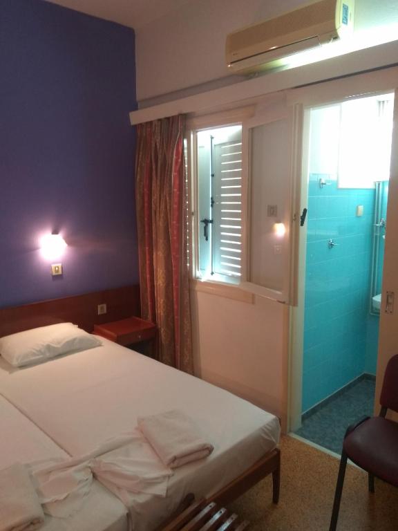 Двухместный (Двухместный номер эконом-класса с 1 кроватью или 2 отдельными кроватями, без балкона) отеля Pasiphae Hotel, Ираклион