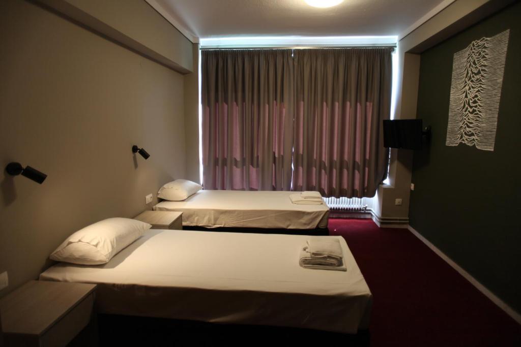 Двухместный (Двухместный номер с 2 отдельными кроватями и собственной ванной комнатой) хостела Stay Hybrid Hostel, Салоники