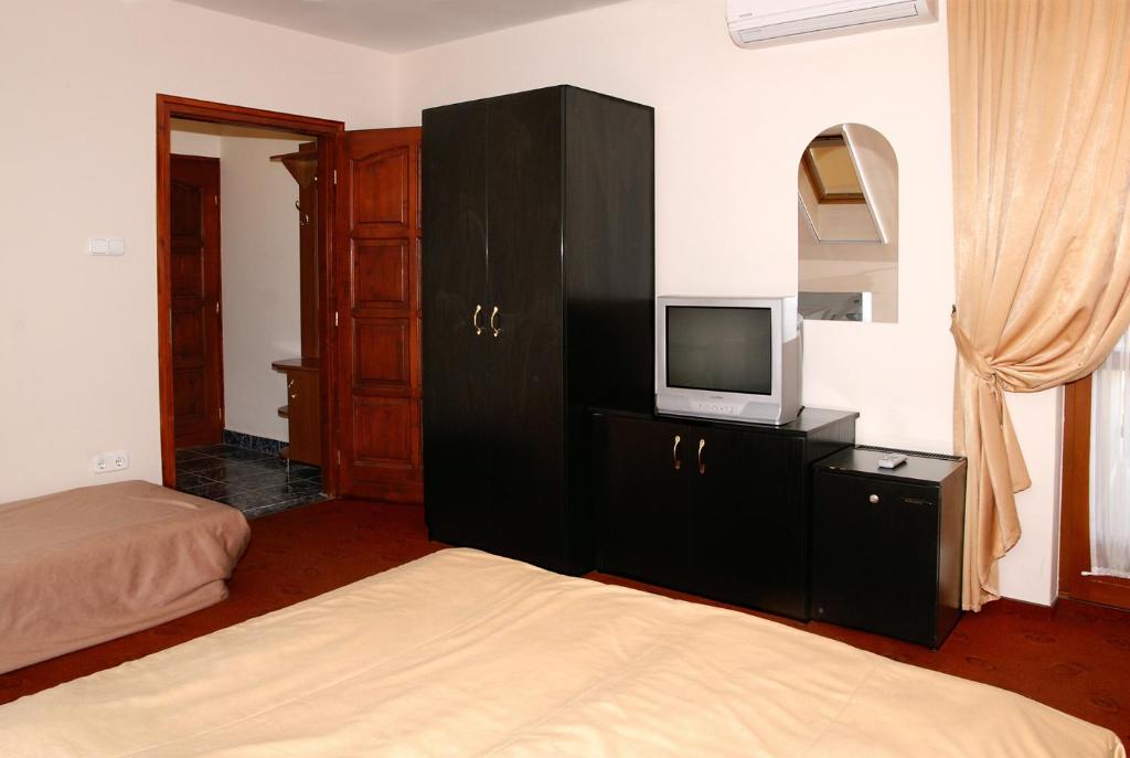 Двухместный (Двухместный номер с 1 кроватью и дополнительной кроватью (для 3 взрослых)) отеля Pihenőkereszt Panzió, Шопрон