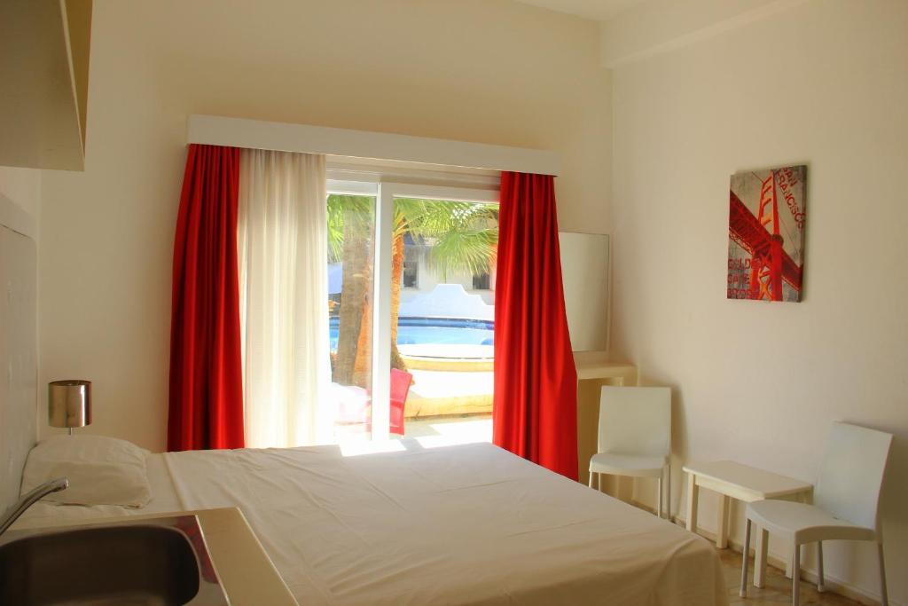 Двухместный (Двухместный номер с 1 кроватью и видом на бассейн) отеля Guest House Pine Bay, Кирения