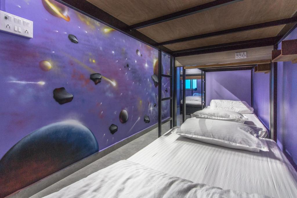 Номер (Кровать в общем номере для мужчин и женщин с 6 кроватями и кондиционером) хостела Backpacker Panda Appetite, Мумбай