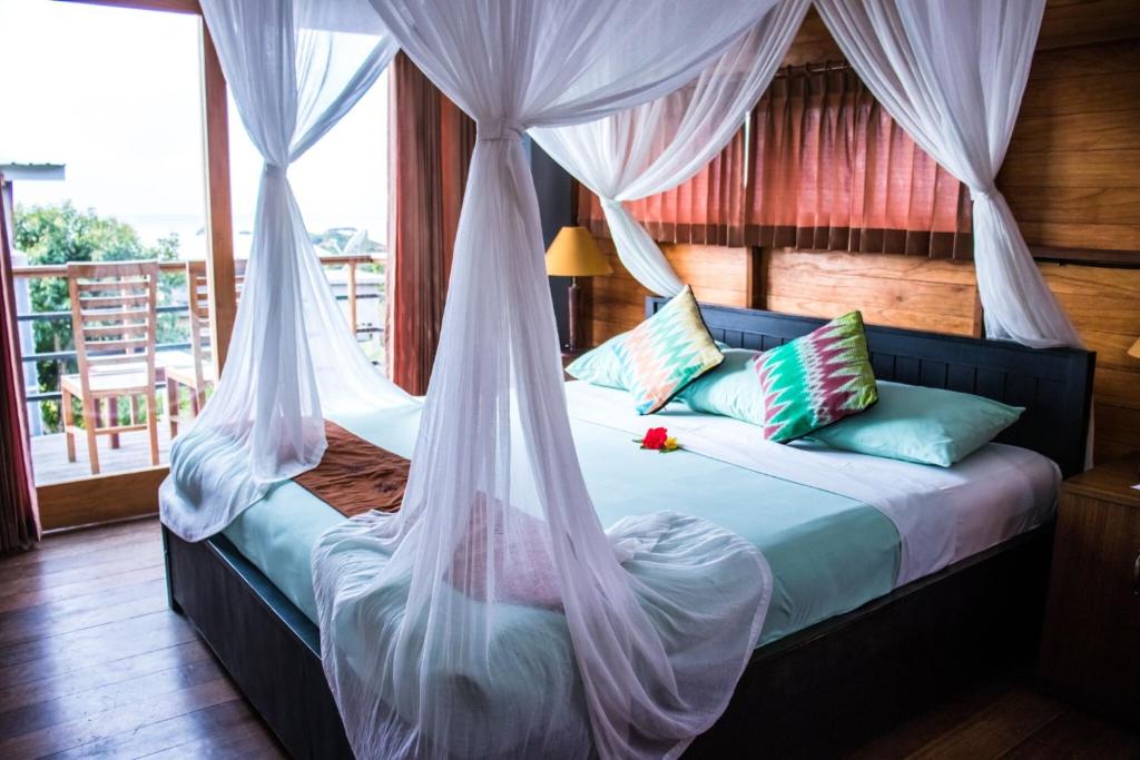 Двухместный (Двухместный номер Делюкс с 1 кроватью и дополнительной кроватью) парк-отеля Bali Green Hills, Улувату