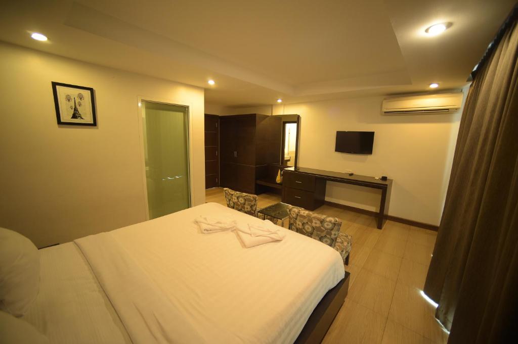 Двухместный (Двухместный номер Делюкс с 1 кроватью или 2 отдельными кроватями и балконом) курортного отеля Villa Navin, Паттайя