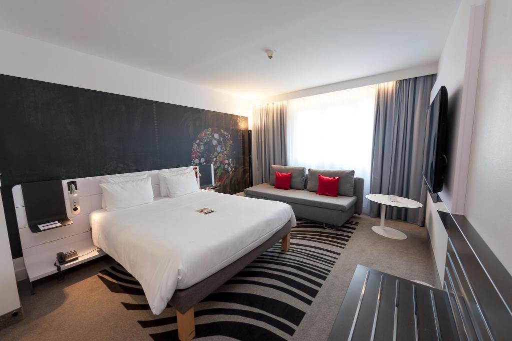 Двухместный (Стандартный номер с 1 двуспальной кроватью и 1 диваном) отеля Novotel München City, Мюнхен