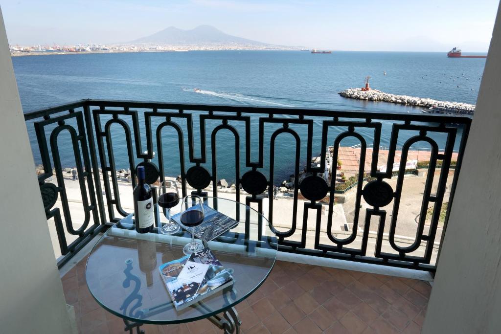 Сьюит (Представительский люкс с видом на море) отеля Eurostars Hotel Excelsior, Неаполь