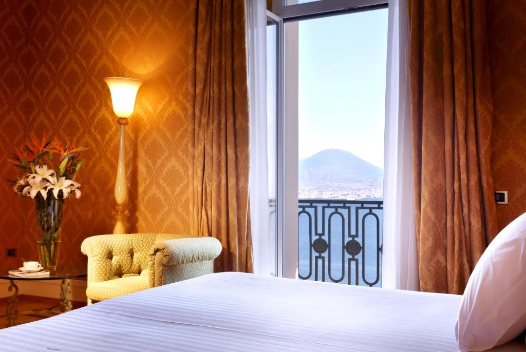Сьюит (Просторный люкс с видом на море) отеля Eurostars Hotel Excelsior, Неаполь