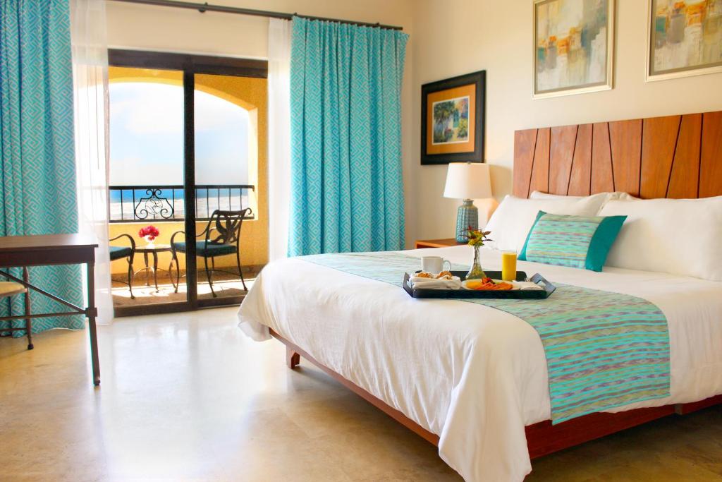 Двухместный (Номер с кроватью размера «king-size» и видом на океан) курортного отеля Estrella del Mar Resort Mazatlan, Масатлан