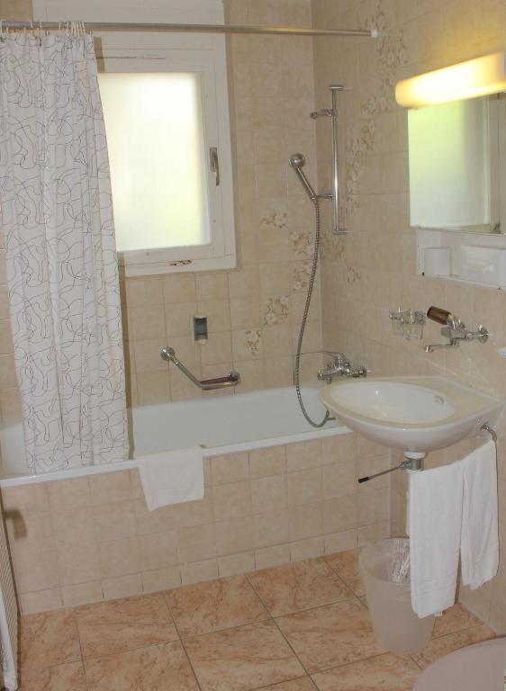 Четырехместный (Четырехместный номер с ванной комнатой) отеля Hotel Eigerblick, Гриндельвальд