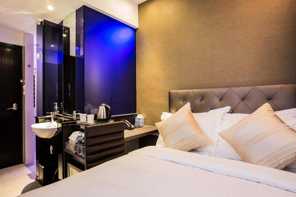 Двухместный (Улучшенный номер с кроватью размера «queen-size») отеля Arton Boutique Hotel, Сингапур (город)
