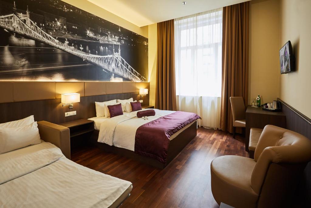 Трехместный (Улучшенный двухместный номер с 1 кроватью и дополнительной кроватью) отеля 12 Revay Hotel, Будапешт