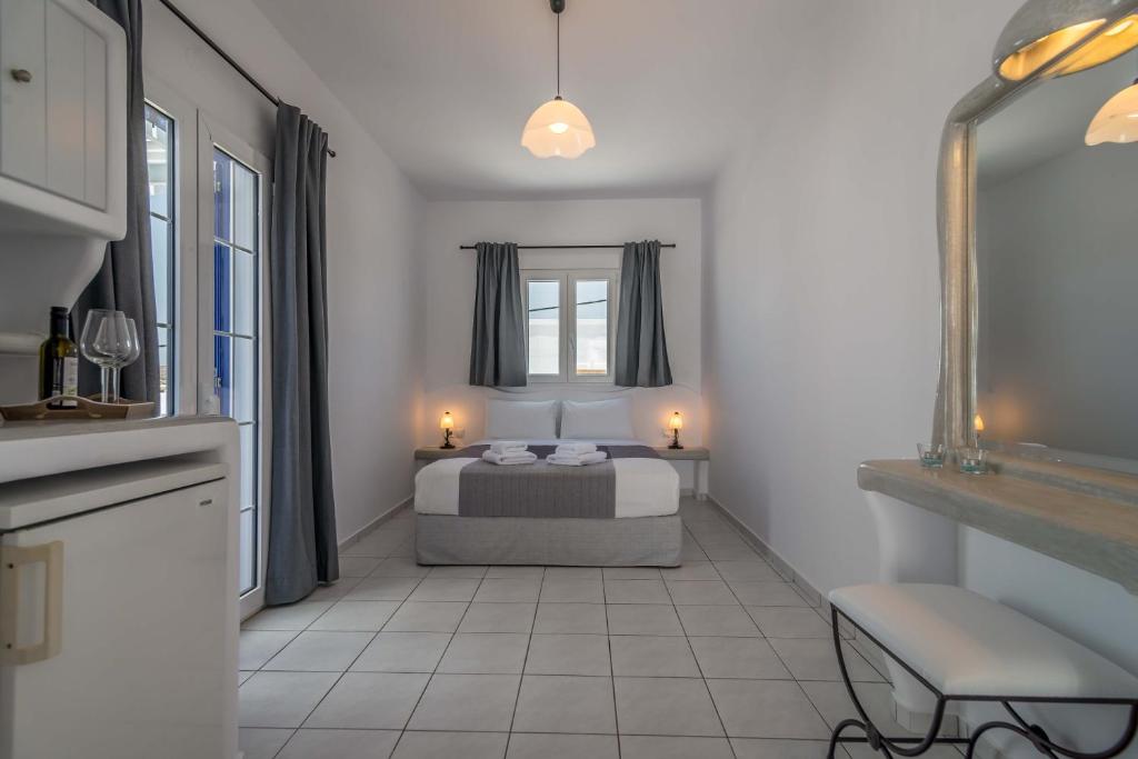 Двухместный (Улучшенный двухместный номер с 1 кроватью и боковым видом на море (номер №4)) апарт-отеля Villa Sosanna, Аполлония