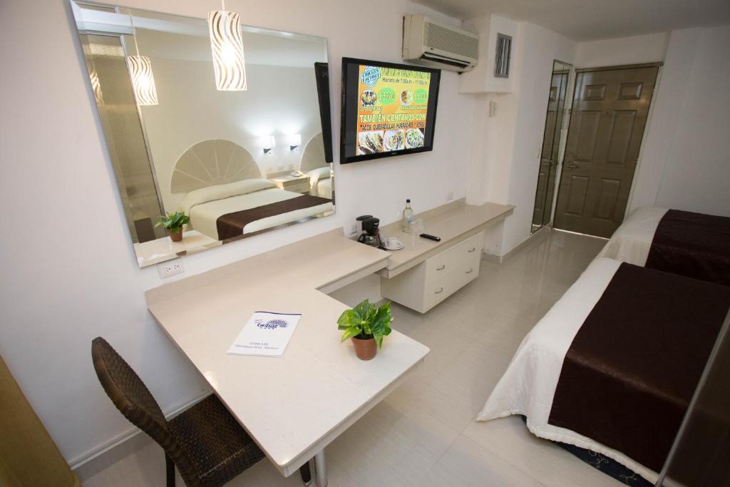Двухместный (Улучшенный двухместный номер с 1 кроватью) отеля Hotel Plaza Caribe, Канкун
