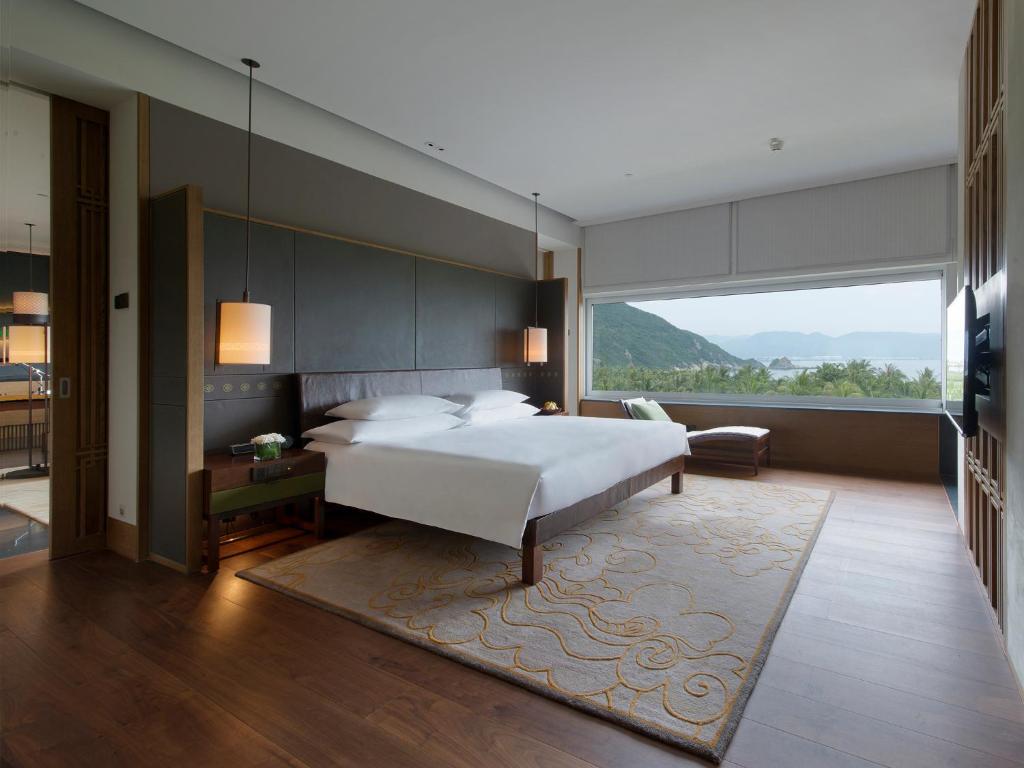 Сьюит (Люкс «Парк» с кроватью размера «king-size», вид на море) курортного отеля Park Hyatt Sanya Sunny Bay Resort, Санья