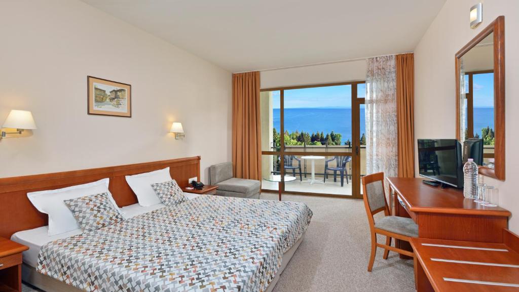Двухместный (Двухместный номер с 1 кроватью и видом на море (для 1 взрослого и 2 детей)) курортного отеля Sol Nessebar Bay Resort & Aquapark - All inclusive, Несебыр