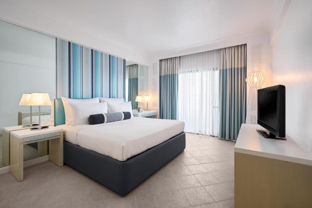 Двухместный (Улучшенный номер с кроватью размера «king-size» и видом на атриум) курортного отеля Mövenpick Hotel Mactan Island Cebu, Мактан