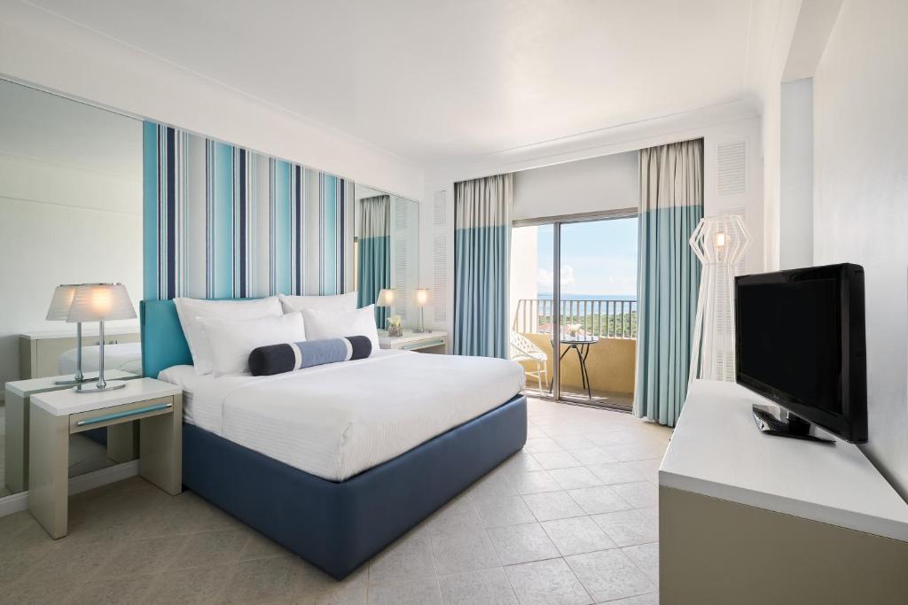 Двухместный (Номер Делюкс с кроватью размера «king-size» и окном) курортного отеля Mövenpick Hotel Mactan Island Cebu, Мактан