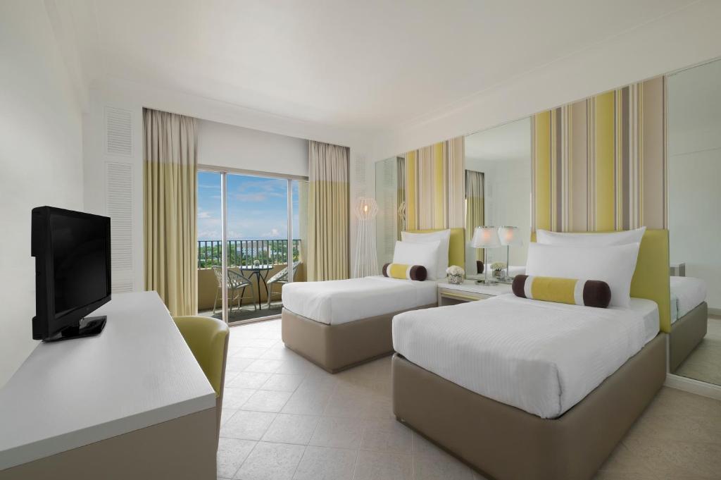 Двухместный (Двухместный номер Делюкс с 2 отдельными кроватями и красивым видом) курортного отеля Mövenpick Hotel Mactan Island Cebu, Мактан