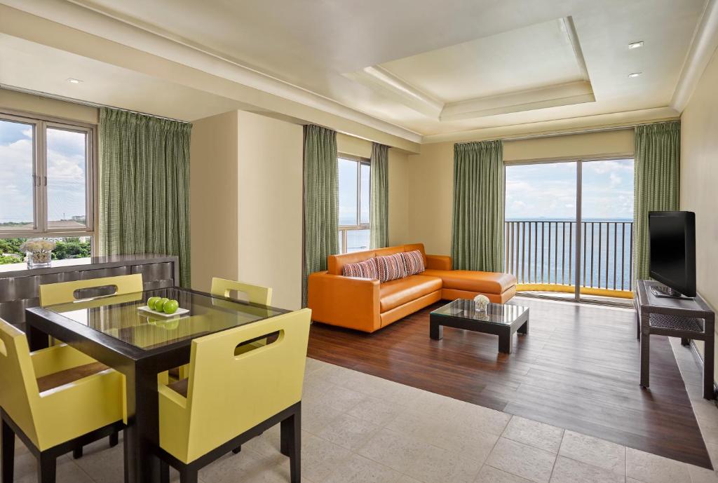 Семейный (Семейный люкс с 2 спальнями и видом на океан) курортного отеля Mövenpick Hotel Mactan Island Cebu, Мактан