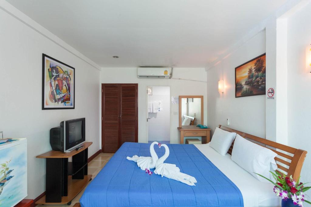Двухместный (Улучшенный двухместный номер Делюкс с 1 кроватью) отеля Expat Hotel, Пхукет