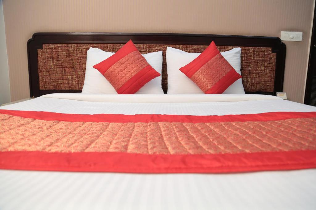 Двухместный (Двухместный номер Делюкс с 1 кроватью (для 2 взрослых и 1 ребенка)) отеля Hotel Sundeep Inn, Нью-Дели