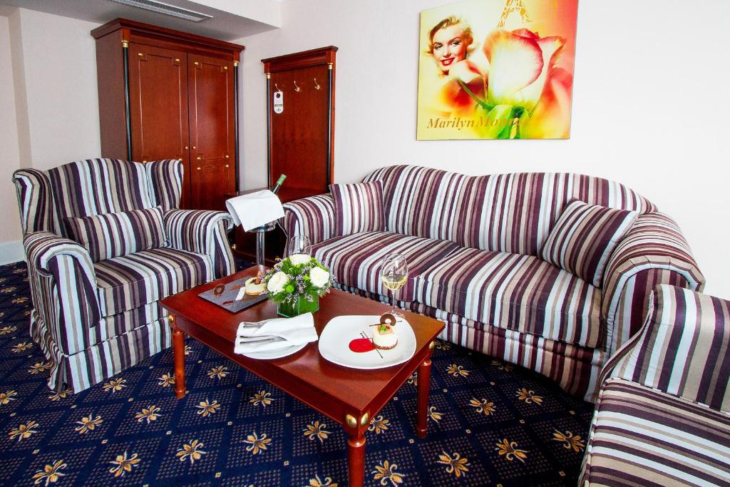 Двухместный (Улучшенный двухместный номер Делюкс с 1 кроватью или 2 отдельными кроватями) отеля Hotel Sloboda Šabac, Шабац