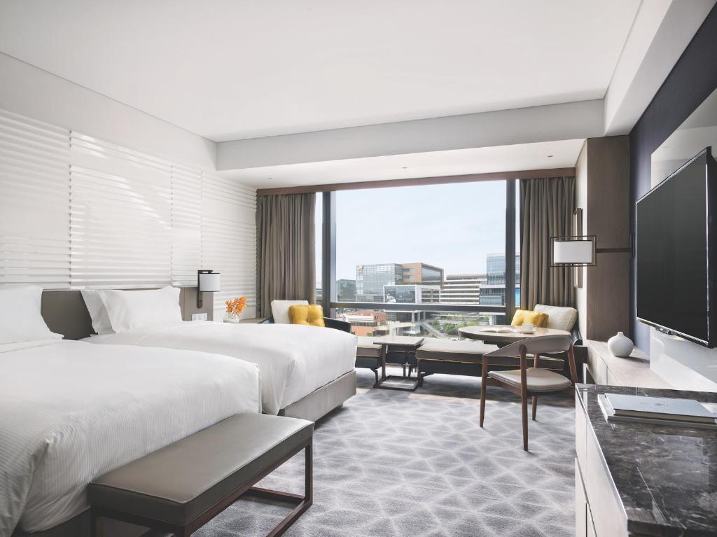Двухместный (Улучшенный двухместный номер с 2 отдельными кроватями) отеля Cordis Shanghai Hongqiao, Шанхай