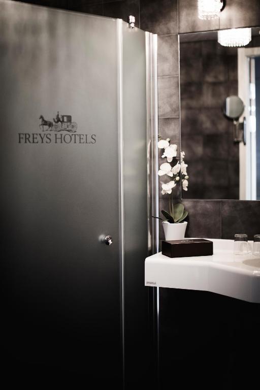 Двухместный (Улучшенный номер с балконом) отеля Freys Hotel, Стокгольм