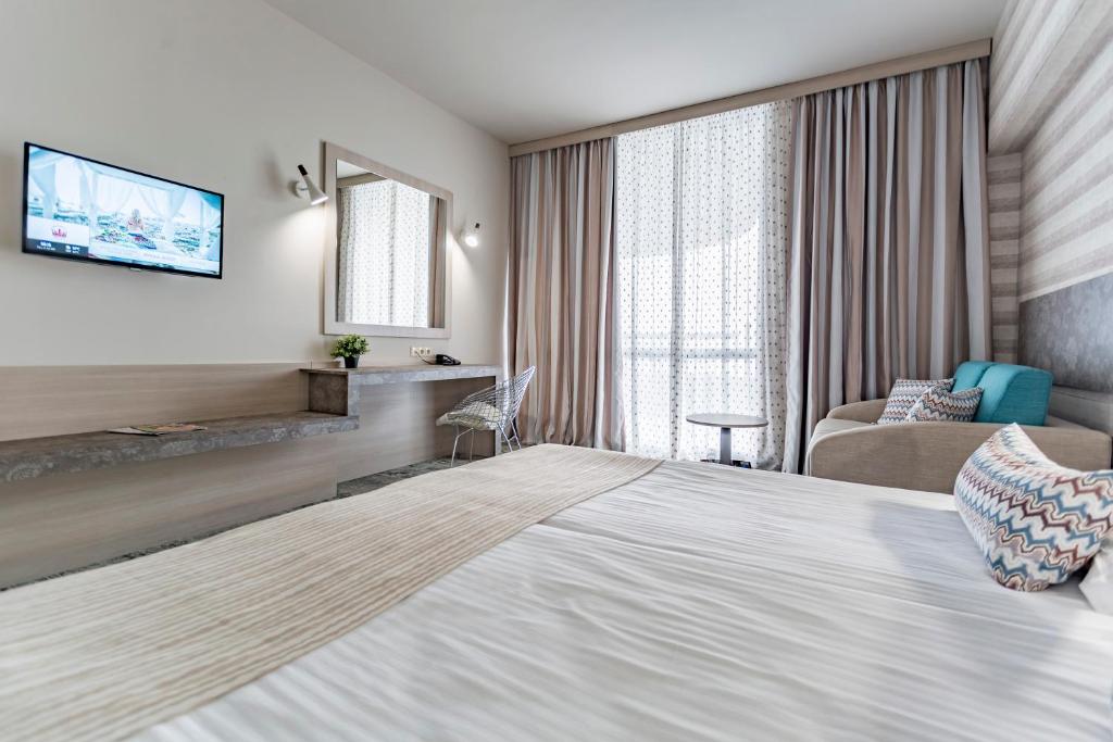 Двухместный (Двухместный номер Делюкс с 1 кроватью или 2 отдельными кроватями, а также боковым видом на море (для 2 взрослых) — Бесплатный доступ к пляжу) курортного отеля Imperial Resort, Солнечный Берег