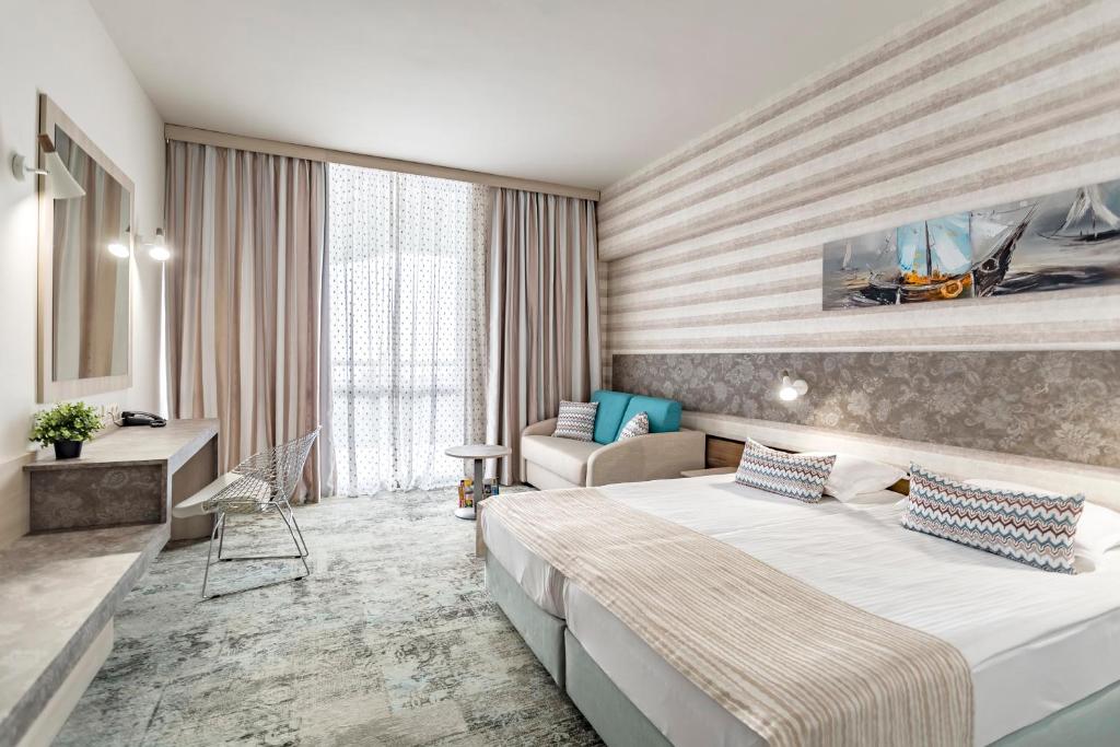 Двухместный (Двухместный номер Делюкс с 1 кроватью или 2 отдельными кроватями, боковой вид на море) курортного отеля Imperial Resort, Солнечный Берег
