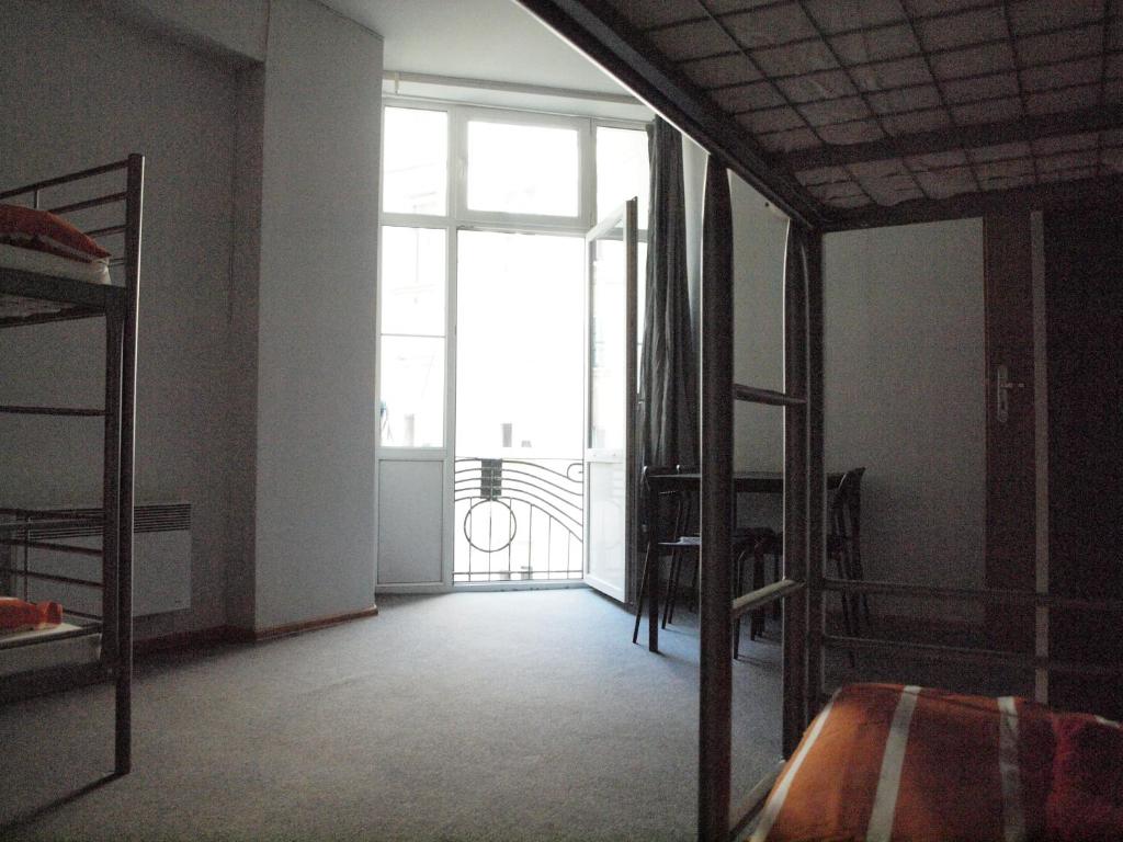 Четырехместный (Четырехместный номер с балконом) хостела Constitution Square Rooms, Варшава
