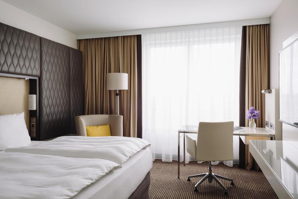 Двухместный (Улучшенный двухместный номер с 1 кроватью или 2 отдельными кроватями) отеля Pullman Berlin Schweizerhof, Берлин