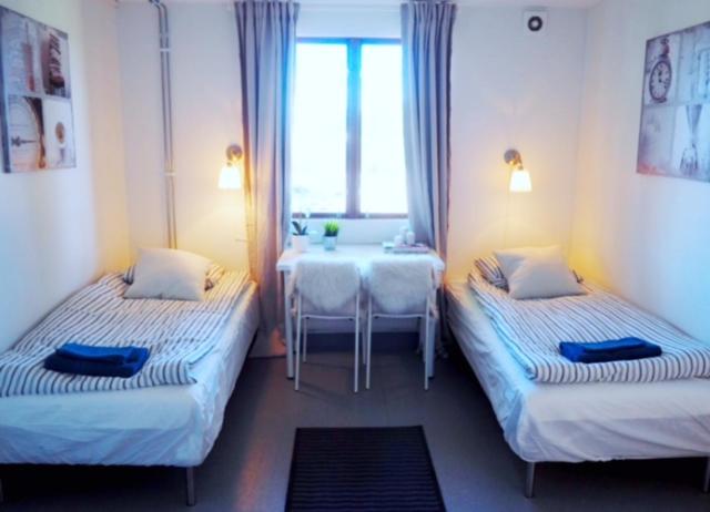 Двухместный (Двухместный номер с 2 отдельными кроватями и собственной ванной комнатой) хостела Turistgården i Norrköping, Норчёпинг
