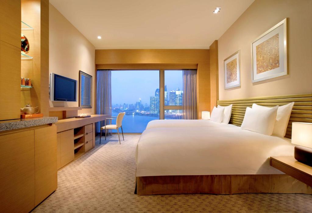 Двухместный (Клубный двухместный номер с 2 отдельными кроватями) отеля Hyatt on the Bund, Шанхай