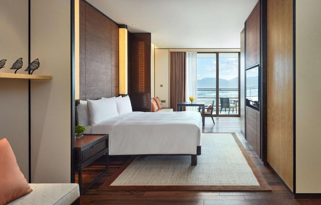 Двухместный (Номер «Гранд» с кроватью размера «king-size» или 2 односпальными кроватями) курортного отеля Grand Hyatt Sanya Haitang Bay Resort and Spa, Санья