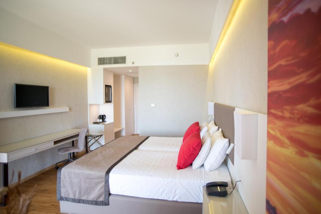 Четырехместный (Улучшенный двухместный номер с 2 отдельными кроватями и видом на море) отеля Thraki Palace Thalasso Spa Hotel & Conference Cent, Александруполис