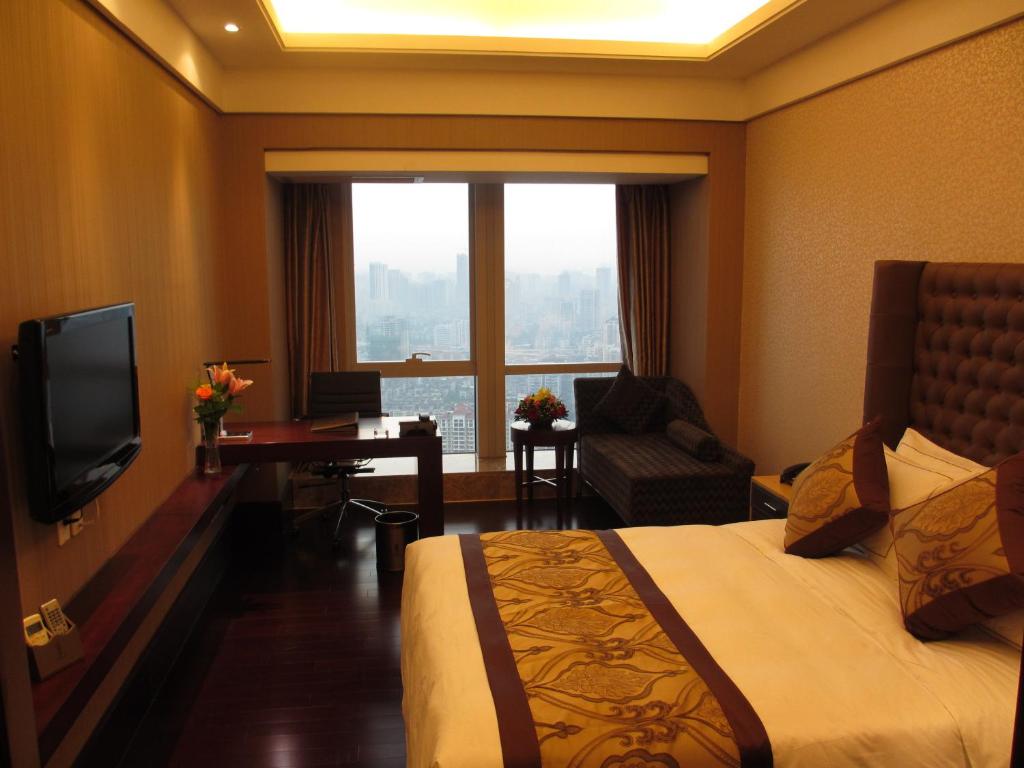 Двухместный (Улучшенный номер с кроватью размера «queen-size» и 1 завтраком) отеля Vertical City Hotel Guangzhou, Гуанчжоу
