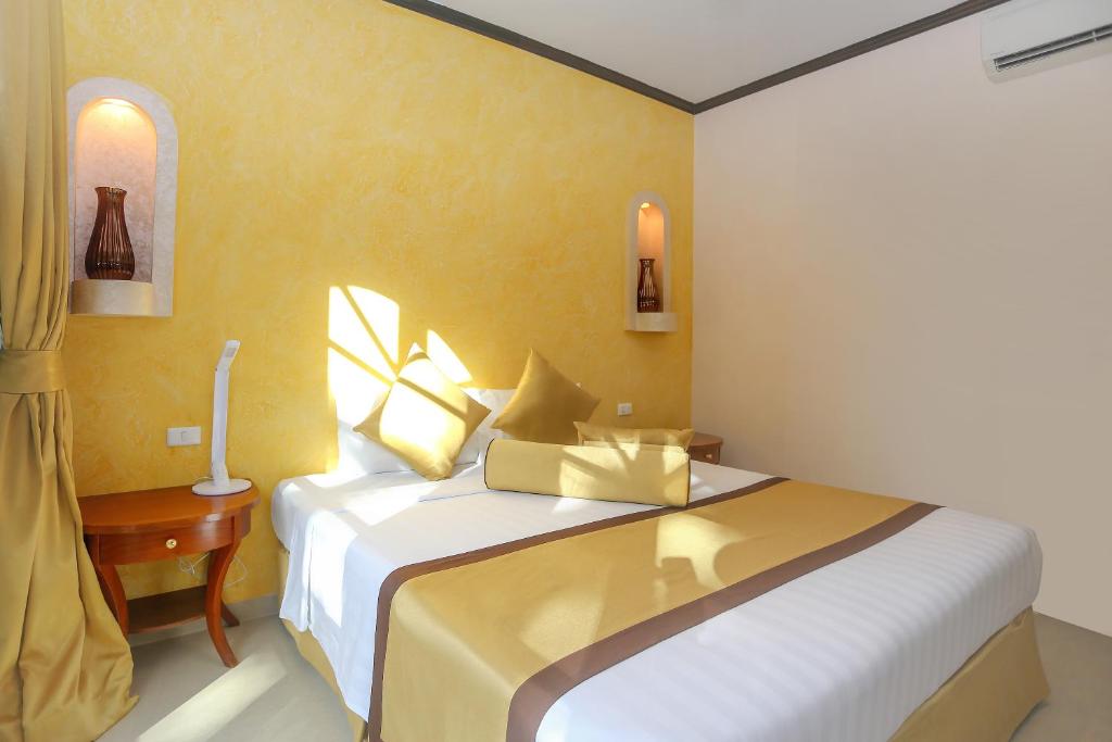 Двухместный (Улучшенный номер с кроватью размера «king-size») отеля Poseidon Hotel, Паттайя