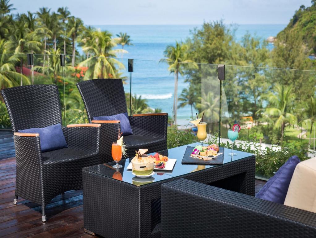 Сьюит (Люкс с 1 спальней и собственным бассейном) апарт-отеля Lets Phuket Twin Sands Resort & Spa, Пхукет