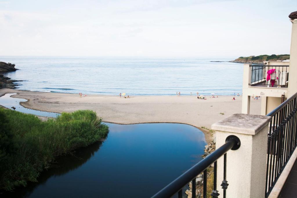 Апартаменты (Апартаменты с 1 спальней и частичным видом на море (для 2 взрослых и 1 ребенка) - Бесплатный доступ на пляж) апарт-отеля Primea Beach Residence, Царево (Южный регион)