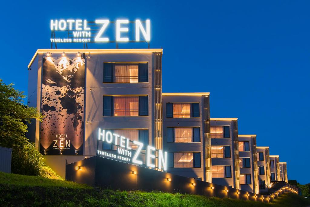 Zenhotels отзывы. Зен отель. Отель Zen 4 logo.