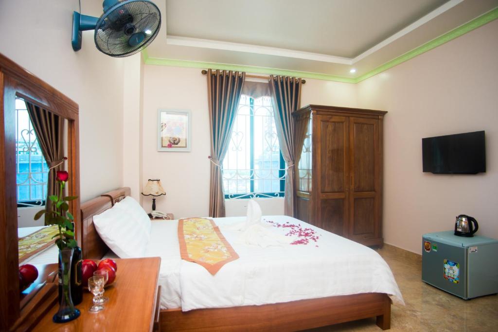 Двухместный (Номер Делюкс с кроватью размера «king-size») отеля An Tien Hotel, Хайфон