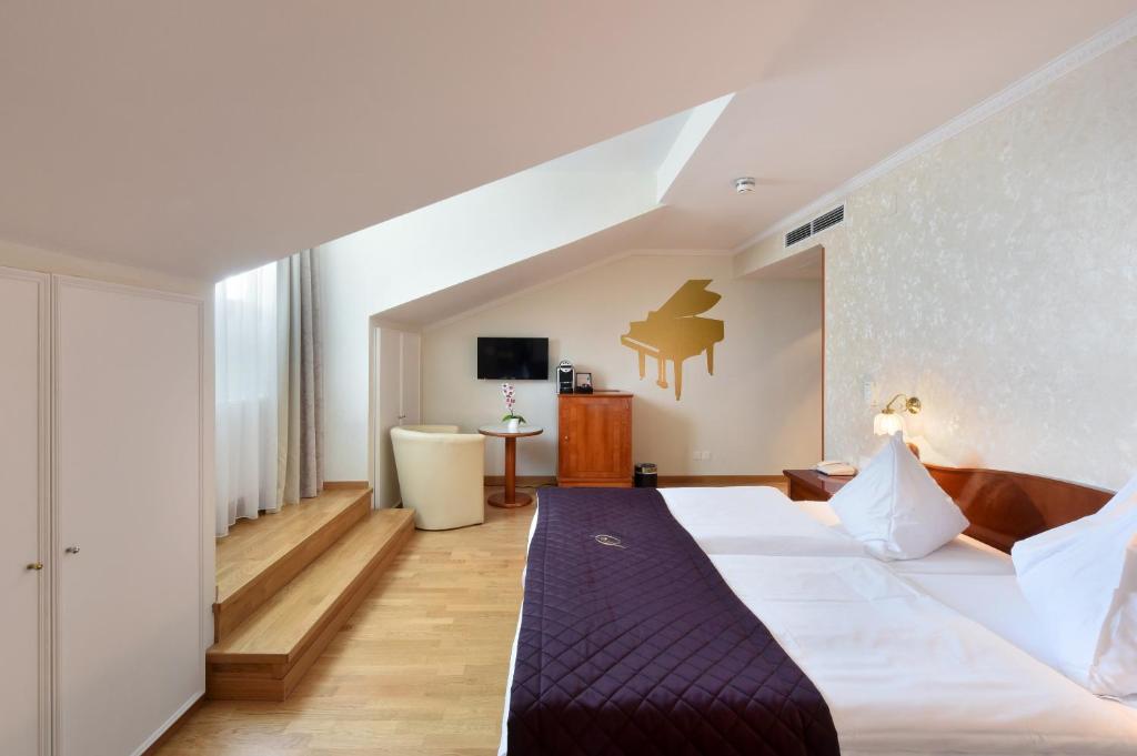 Сьюит (Люкс с 2 спальнями и 2 ванными комнатами) отеля Hotel Am Schubertring, Вена