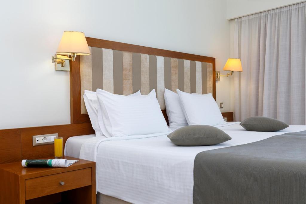 Трехместный (Двухместный номер с кроватью размера «queen-size» и видом на город - Для некурящих) отеля Best Western Plaza Hotel, Родос