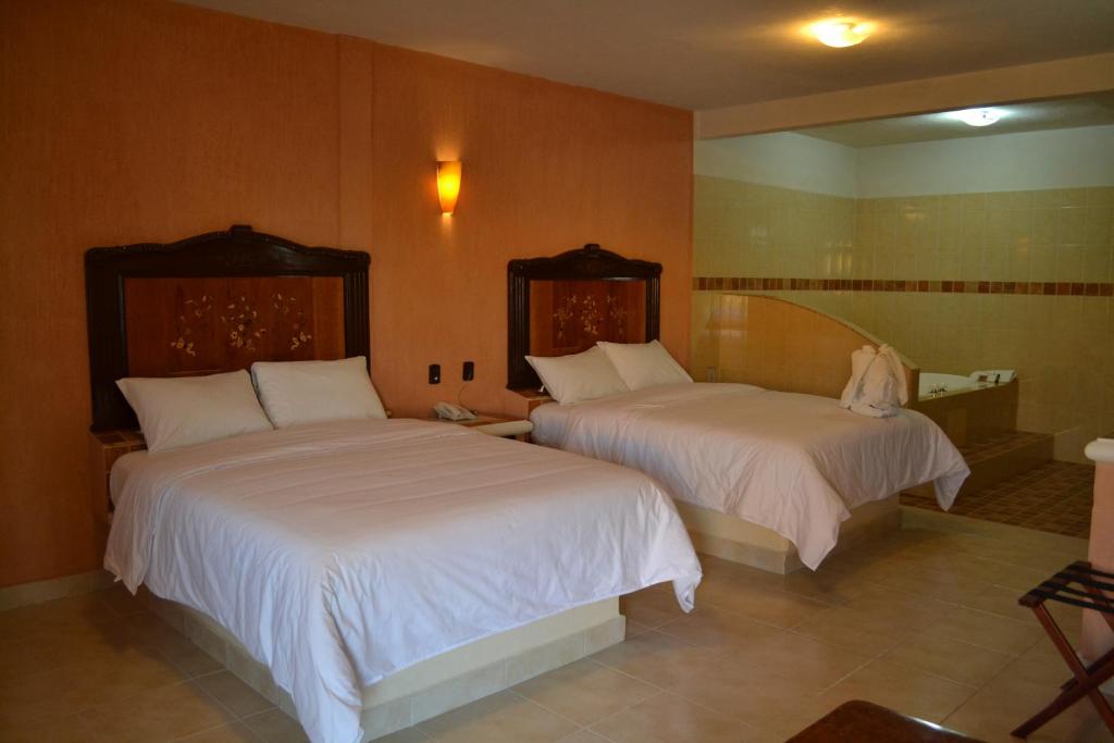 Двухместный (Двухместный номер Делюкс с 2 двуспальными кроватями) отеля Hotel Teotihuacan, Сан-Хуан-Теотиуакан