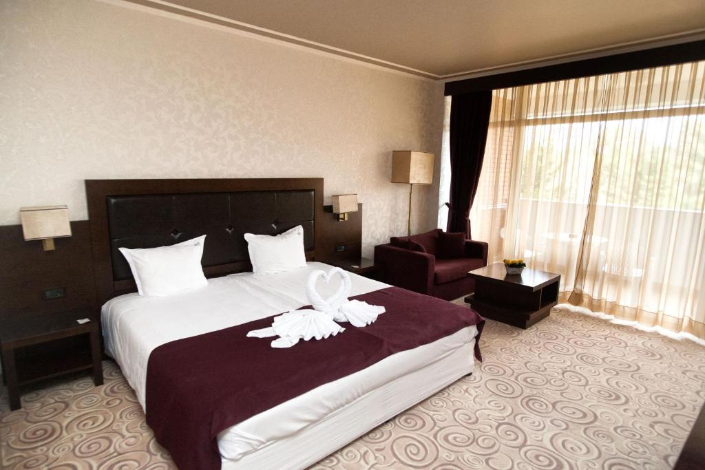 Двухместный (Двухместный номер Делюкс с 1 кроватью и дополнительной кроватью (для 3 взрослых)) отеля Hissar Spa Hotel, Хисаря