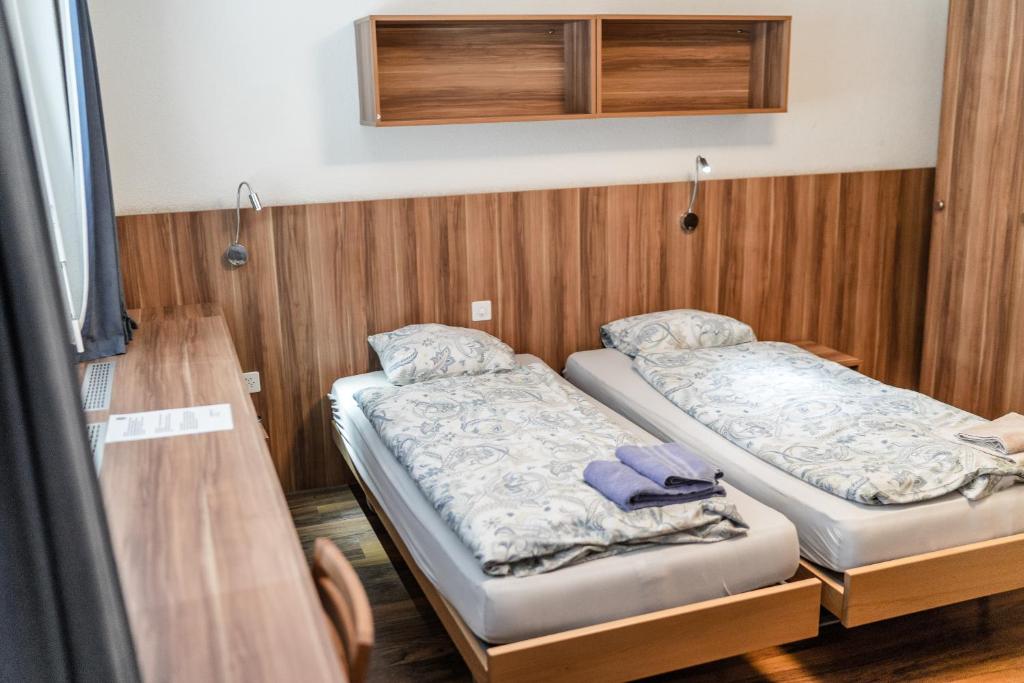 Двухместный (Двухместный номер с 2 отдельными кроватями и душем) хостела Hostel Pitsch, Санкт-Мориц