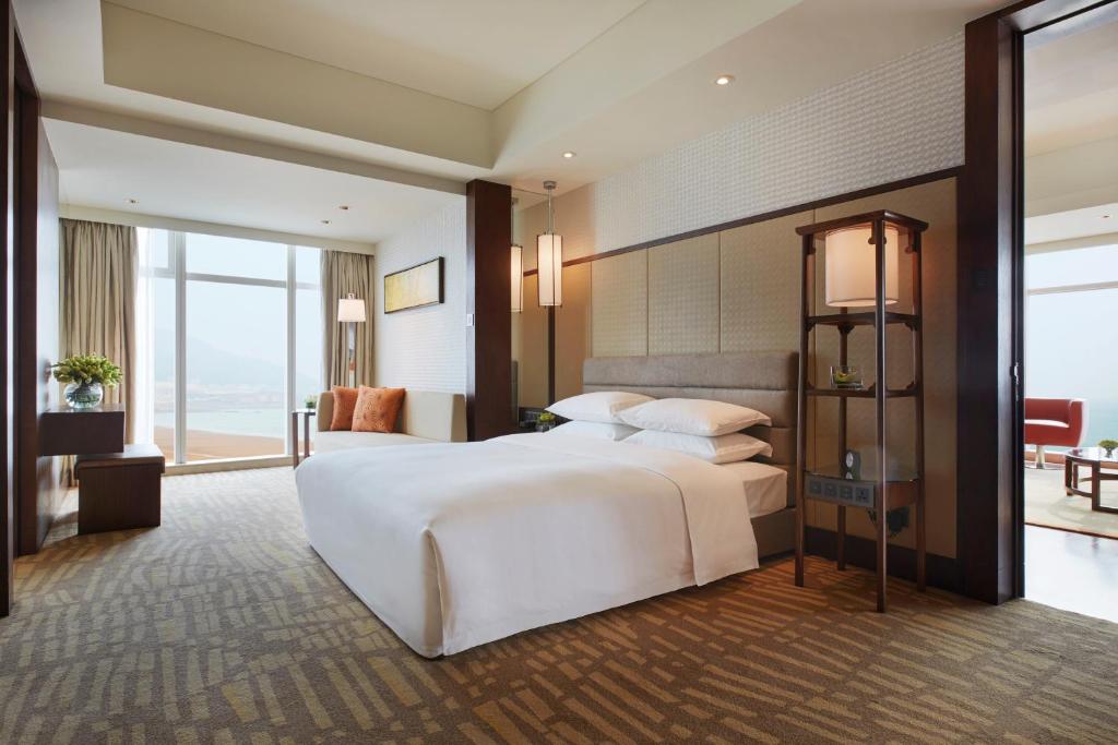 Сьюит (Улучшенный люкс с видом на море) отеля Hyatt Regency Qingdao, Циндао