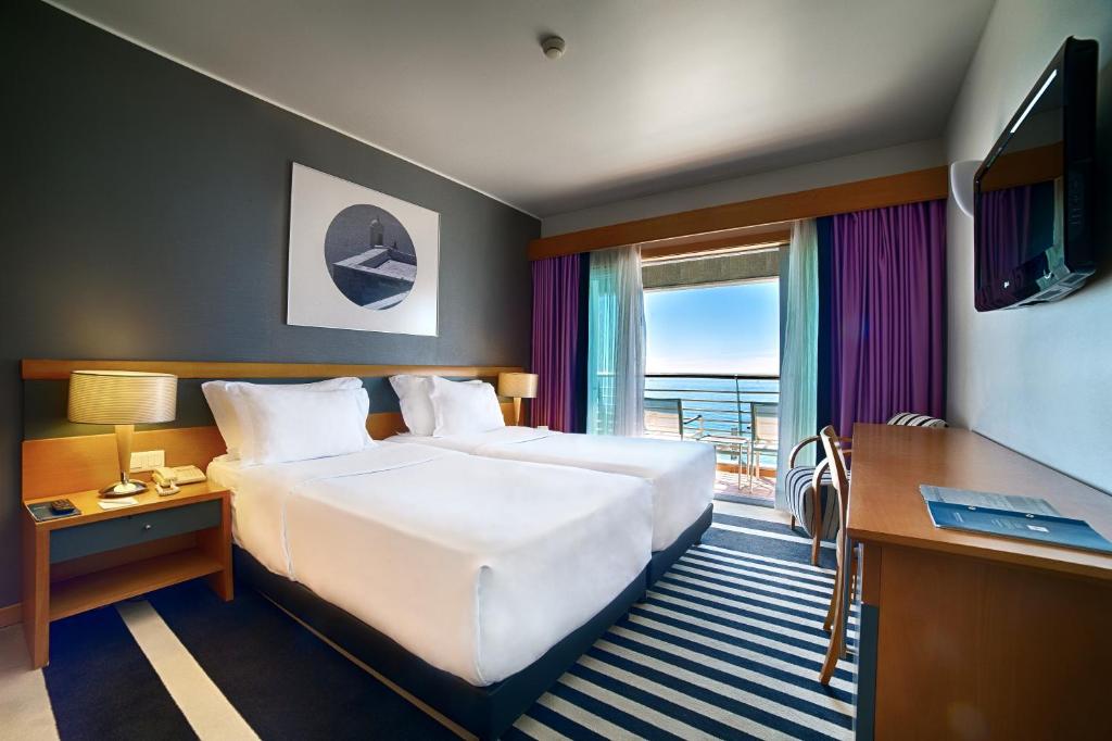 Двухместный (Двухместный номер с 1 кроватью или 2 отдельными кроватями, дополнительной кроватью и видом на море) отеля SANA Sesimbra Hotel, Сесимбра