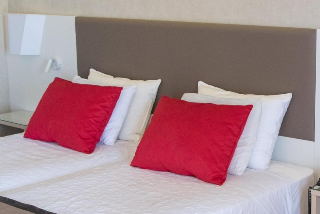 Четырехместный (Улучшенный номер с кроватью размера «king-size» и видом на море) отеля Thraki Palace Thalasso Spa Hotel & Conference Cent, Александруполис